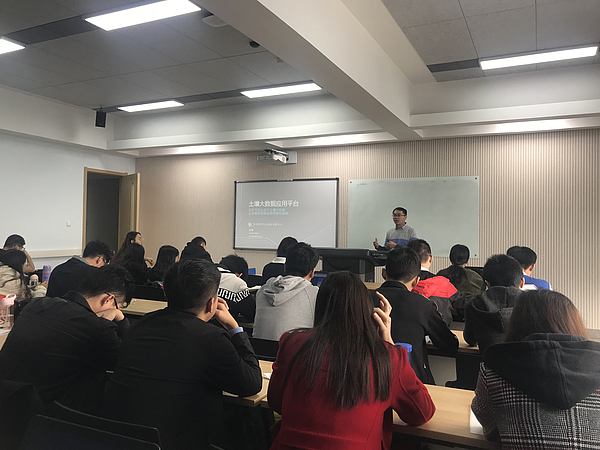 錦華生態(tài)負責人講解土壤大數(shù)據(jù)應用.jpg 錦華生態(tài)負責人講解土壤大數(shù)據(jù)應用.jpg