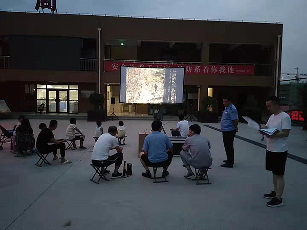 看電影.jpg 看電影.jpg