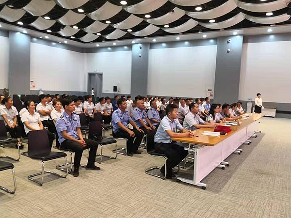 評委們進行認真考評.jpg 評委們進行認真考評.jpg